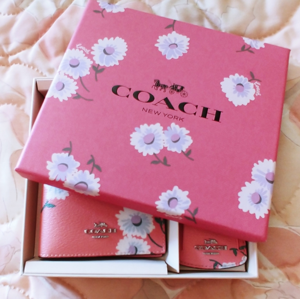 Coach Daisy passport bilfold & Luggage tag set NWT - Picture 12 of 12